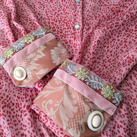 Armschmuck, Blusenmanschetten, vergoldete Knöpfe, Einzelstück