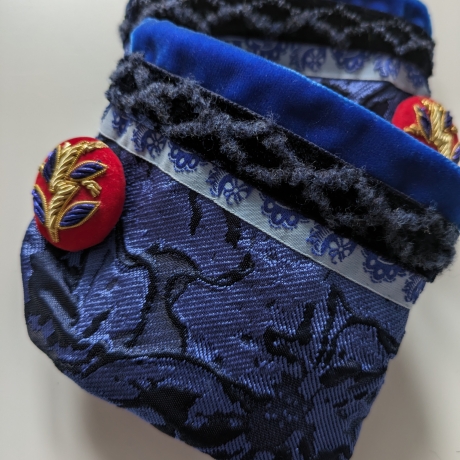 Armschmuck, Blusenmanschetten, handbestickte Knöpfe, Einzelstück