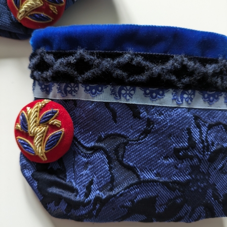Armschmuck, Blusenmanschetten, handbestickte Knöpfe, Einzelstück