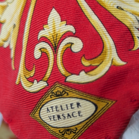 Einzigartiger Armschmuck aus einem Versace Seidentuch gefertigt