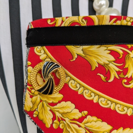 Einzigartiger Armschmuck aus einem Versace Seidentuch gefertigt