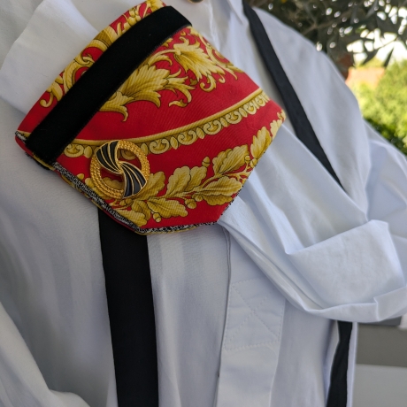 Einzigartiger Armschmuck aus einem Versace Seidentuch gefertigt