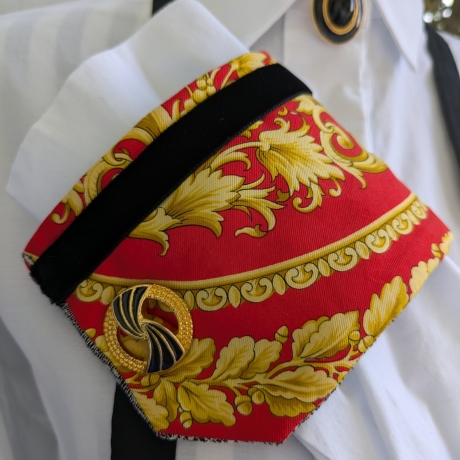 Einzigartiger Armschmuck aus einem Versace Seidentuch gefertigt