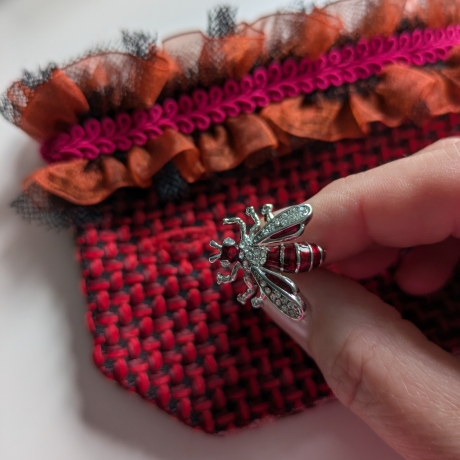 Zauberhafter Armschmuck mit strassbesetzten Manschettenknöpfen 