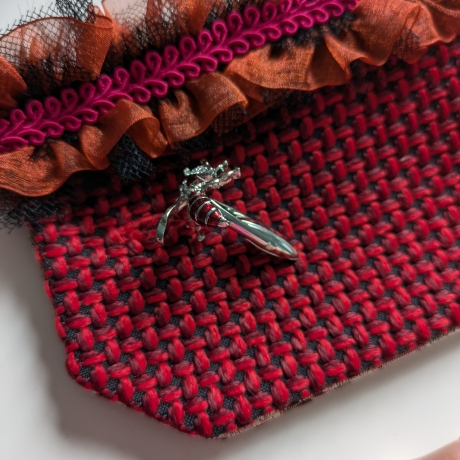 Zauberhafter Armschmuck mit strassbesetzten Manschettenknöpfen 