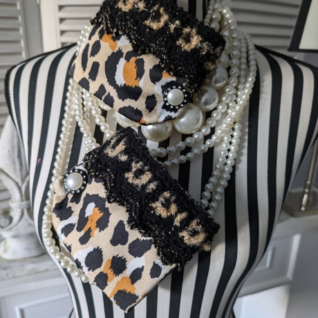 Einzigartiger Armschmuck im Leoprint Design