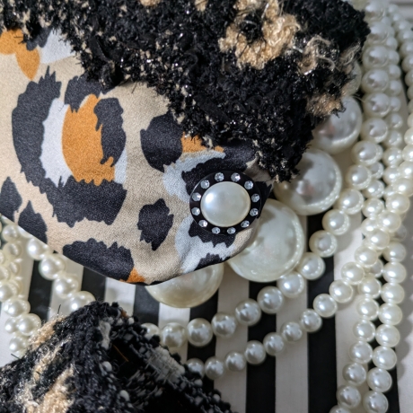 Einzigartiger Armschmuck im Leoprint Design