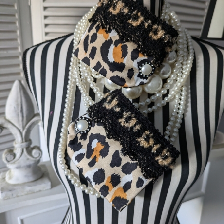 Einzigartiger Armschmuck im Leoprint Design