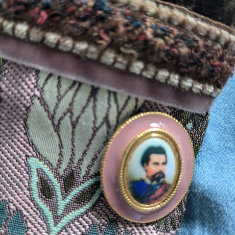 Bezaubernder Armschmuck mit vergoldeten Motiv-Manschettenknöpfen