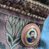 Bezaubernder Armschmuck mit vergoldeten Motiv-Manschettenknöpfen
