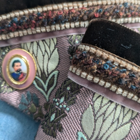 Bezaubernder Armschmuck mit vergoldeten Motiv-Manschettenknöpfen