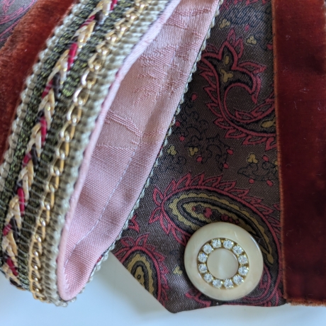 Edelfeiner strassbesetzter Armschmuck aus Krawattenseide, Unikat