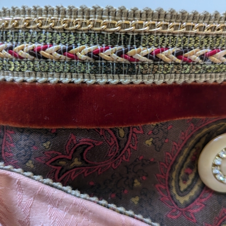 Edelfeiner strassbesetzter Armschmuck aus Krawattenseide, Unikat