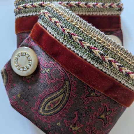 Edelfeiner strassbesetzter Armschmuck aus Krawattenseide, Unikat