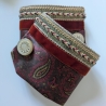 Edelfeiner strassbesetzter Armschmuck aus Krawattenseide, Unikat