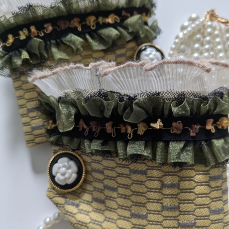 Bezaubernder Armschmuck mit Pariser Coco Flair...