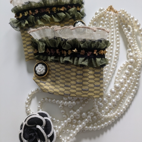 Bezaubernder Armschmuck mit Pariser Coco Flair...