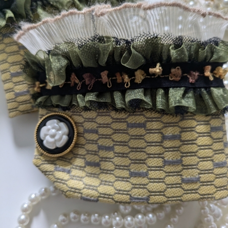 Bezaubernder Armschmuck mit Pariser Coco Flair...