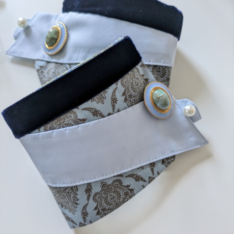 Extravanter Armschmuck mit vergoldeten Manschettenknöpfen