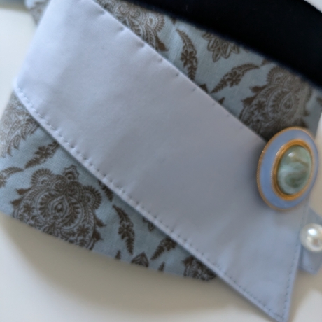 Extravanter Armschmuck mit vergoldeten Manschettenknöpfen
