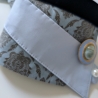Extravanter Armschmuck mit vergoldeten Manschettenknöpfen