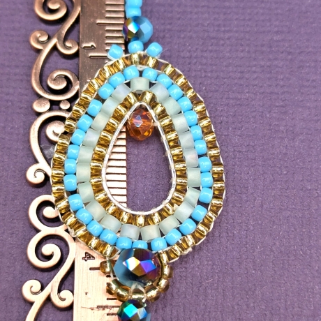 Handgemachte Ohrringe aus Glasperlen in der Farbe Blau