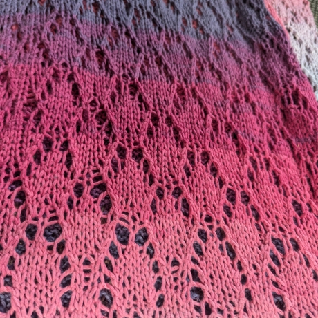 Schal mit schönem Farbverlauf - handgestrickt 