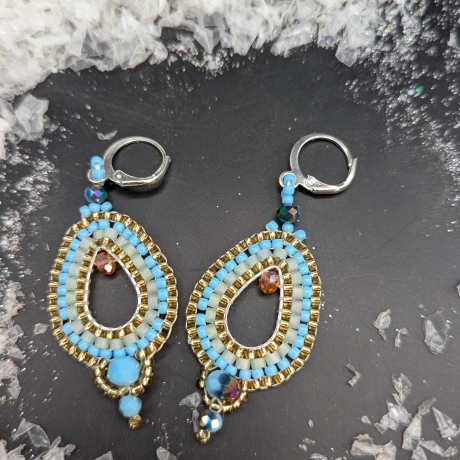 Handgemachte Ohrringe aus Glasperlen in der Farbe Blau