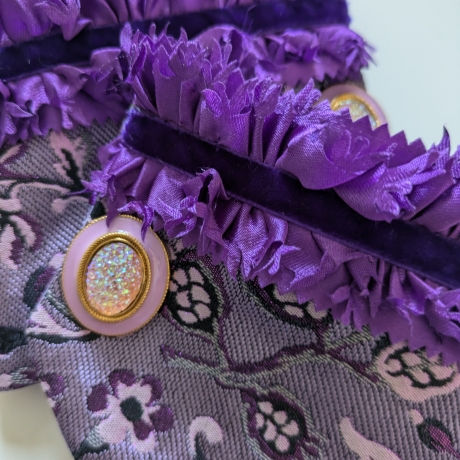 Edelfeiner Armschmuck mit vergoldeten Manschettenknöpfen 