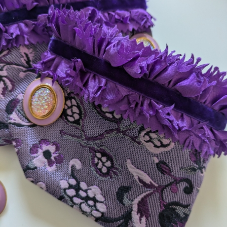 Edelfeiner Armschmuck mit vergoldeten Manschettenknöpfen 