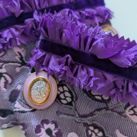 Edelfeiner Armschmuck mit vergoldeten Manschettenknöpfen 