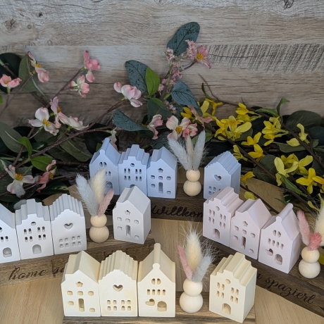 Lichthäuser mit Trockenblumen auf Holz