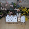 Lichthäuser mit Trockenblumen auf Holz