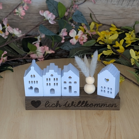 Lichthäuser mit Trockenblumen auf Holz