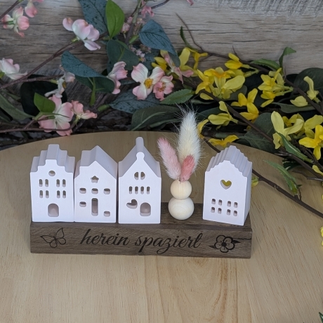 Lichthäuser mit Trockenblumen auf Holz