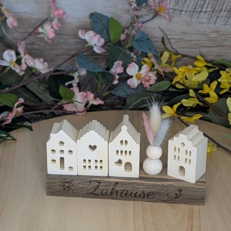 Lichthäuser mit Trockenblumen auf Holz