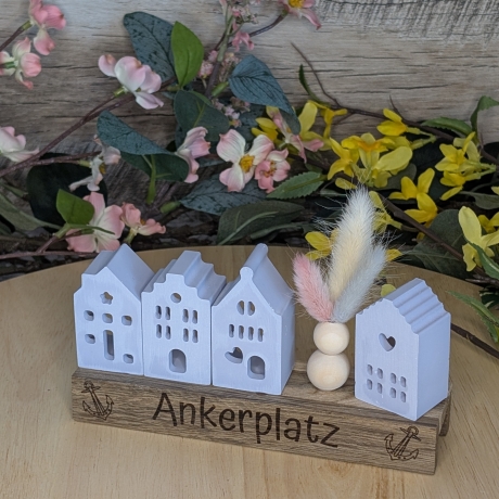 Lichthäuser mit Trockenblumen auf Holz