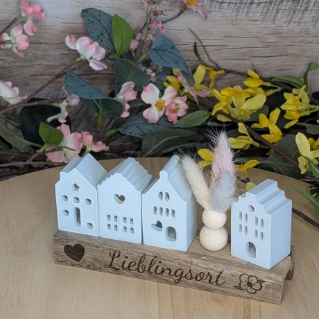 Lichthäuser mit Trockenblumen auf Holz
