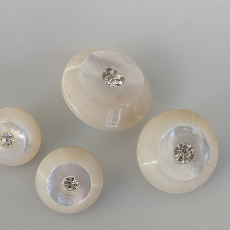 sehr edle Perlmuttknöpfe mit eingesetztem Swarovski-Kristall