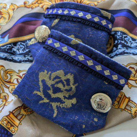 Stilvoller Armschmuck mit Goldakzent - Einzelstück Anfertigung