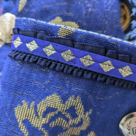 Stilvoller Armschmuck mit Goldakzent - Einzelstück Anfertigung