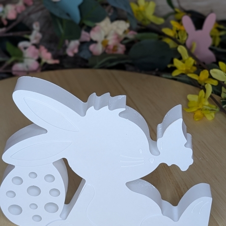 süßer Hase mit Schmetterling