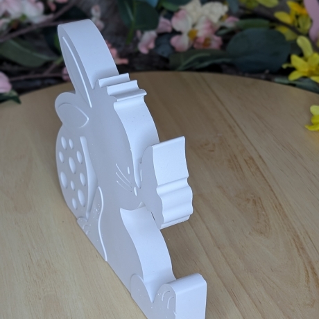 süßer Hase mit Schmetterling