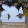 süßer Hase mit Schmetterling mit einem Ostergruß auf Holz