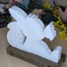 süßer Hase mit Schmetterling mit einem Ostergruß auf Holz
