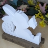 süßer Hase mit Schmetterling mit einem Ostergruß auf Holz