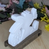 süßer Hase mit Schmetterling mit einem Ostergruß auf Holz