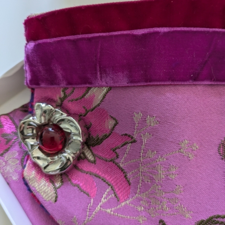 Floraler Armschmuck mit ausdrucksstarkem Manschettenknopf- Unikat