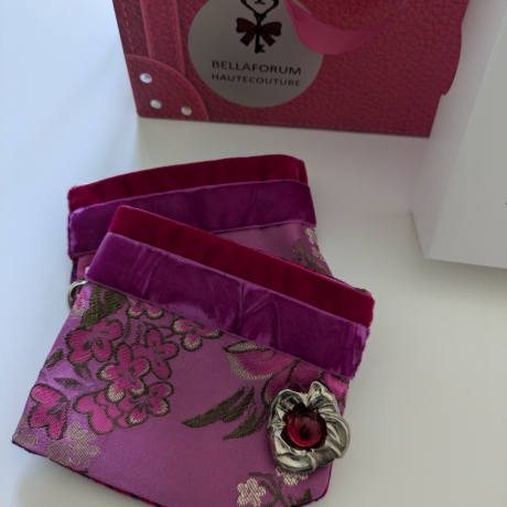 Floraler Armschmuck mit ausdrucksstarkem Manschettenknopf- Unikat