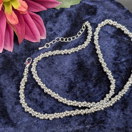 Elegante Glasperlenkette – Silber matt  glänzend mit Spiraldesign